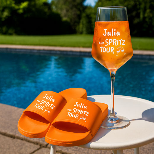 Aperolgläser und passende Aperol-Badelatschen im gleichen Motiv
