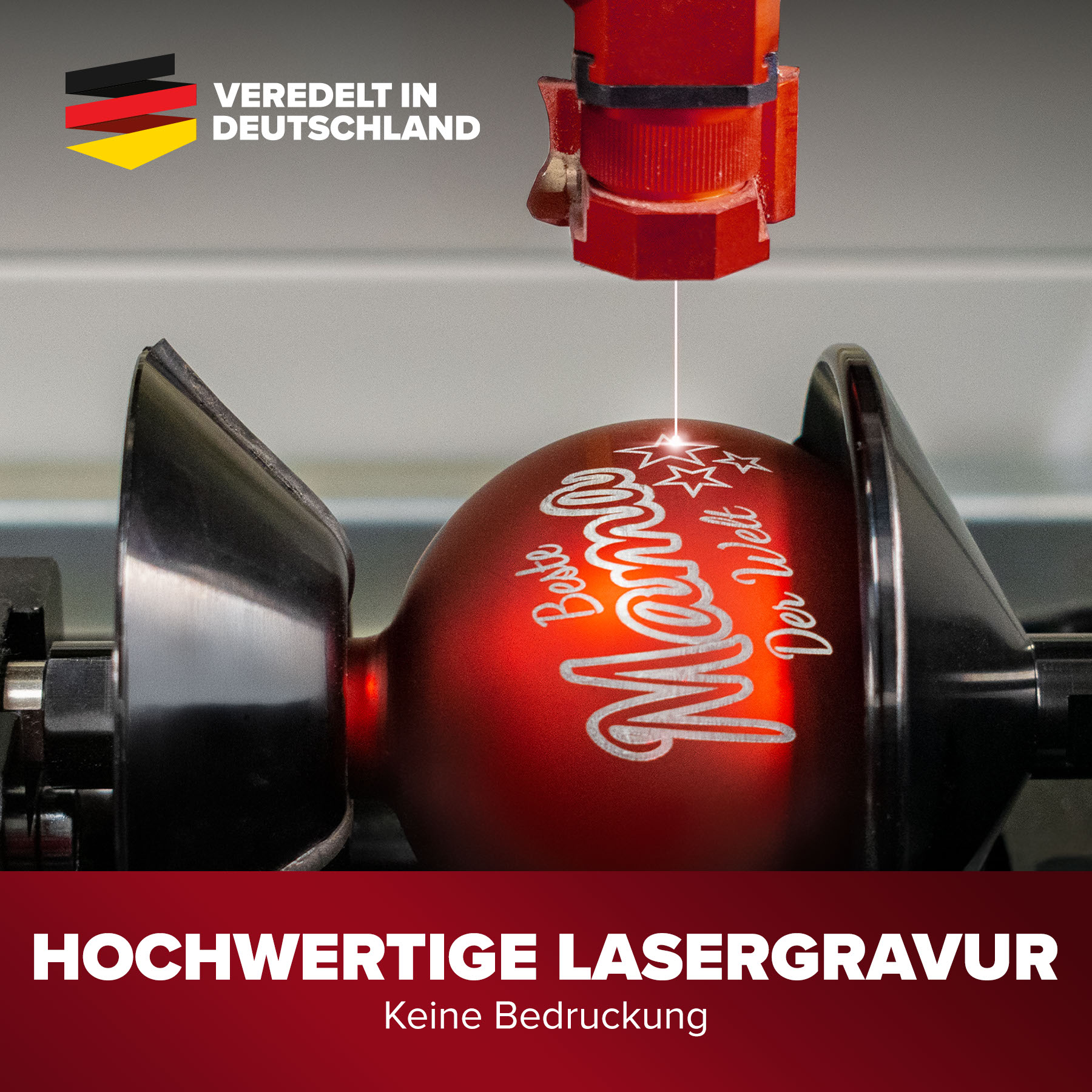 Detailansicht: gravierte Weihnachtsbaumkugel